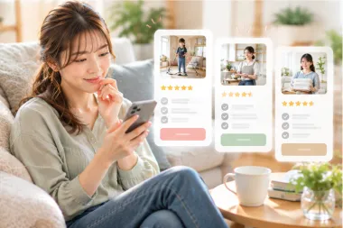 スマートフォンで家事代行スタッフの内容を見比べる女性