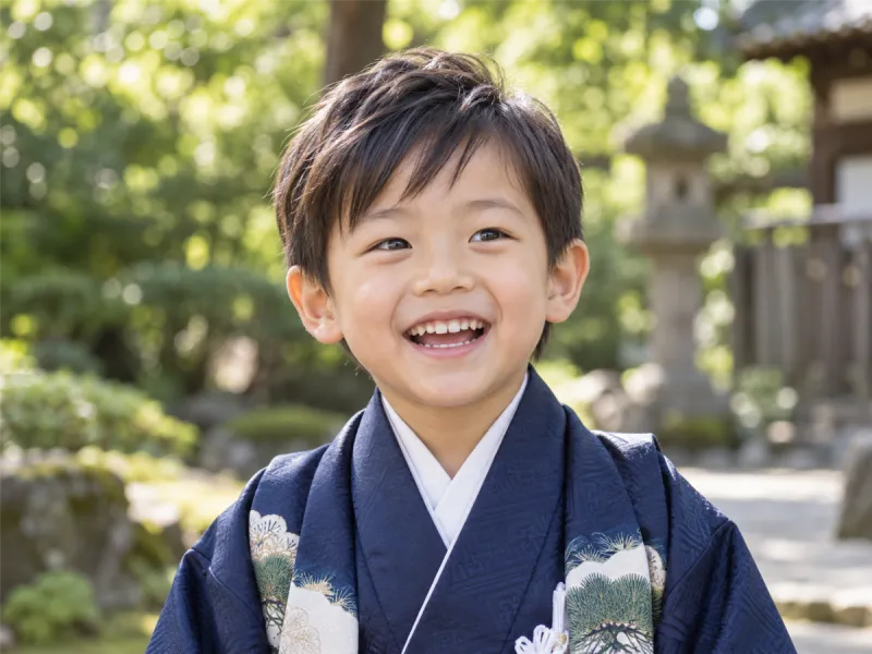 紋付き袴姿で笑う男の子