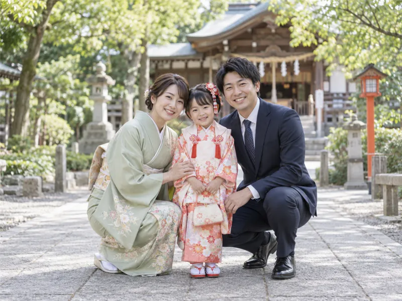 神社で記念撮影する家族