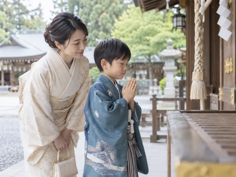 社殿でお参りする母と男の子
