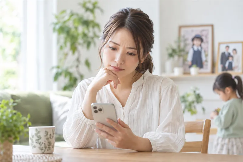 スマートフォンで撮影の相談先を探している保護者