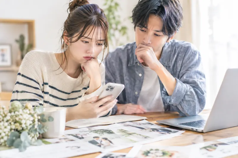 スマートフォンでムービーの依頼先を探すふたり